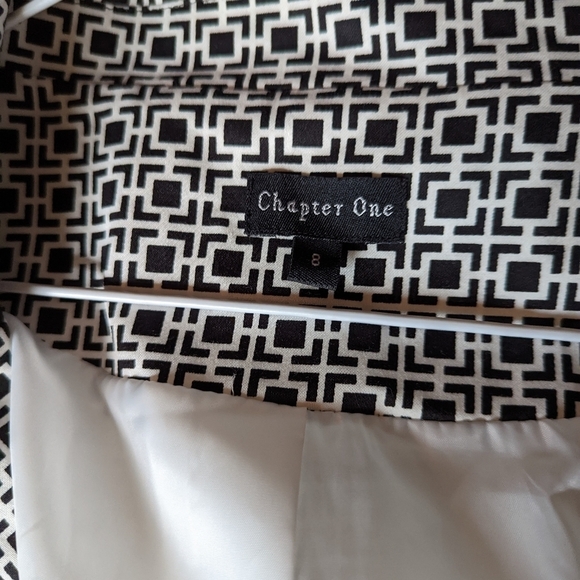 CHAPTER ONE Geometric black and white trench coat - Picture 7 of 8